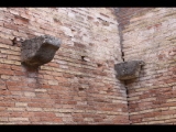 06870 ostia - regio i - insula ix - caseggiato del larario (i,ix,3) - raum 15 - ostseite - wanddetail - 09.2022.jpg